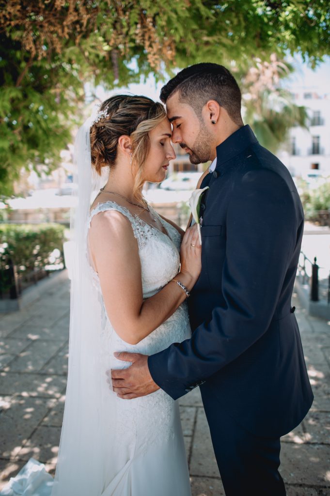 Pareja de novios en su boda en Albox, capturada en un momento especial