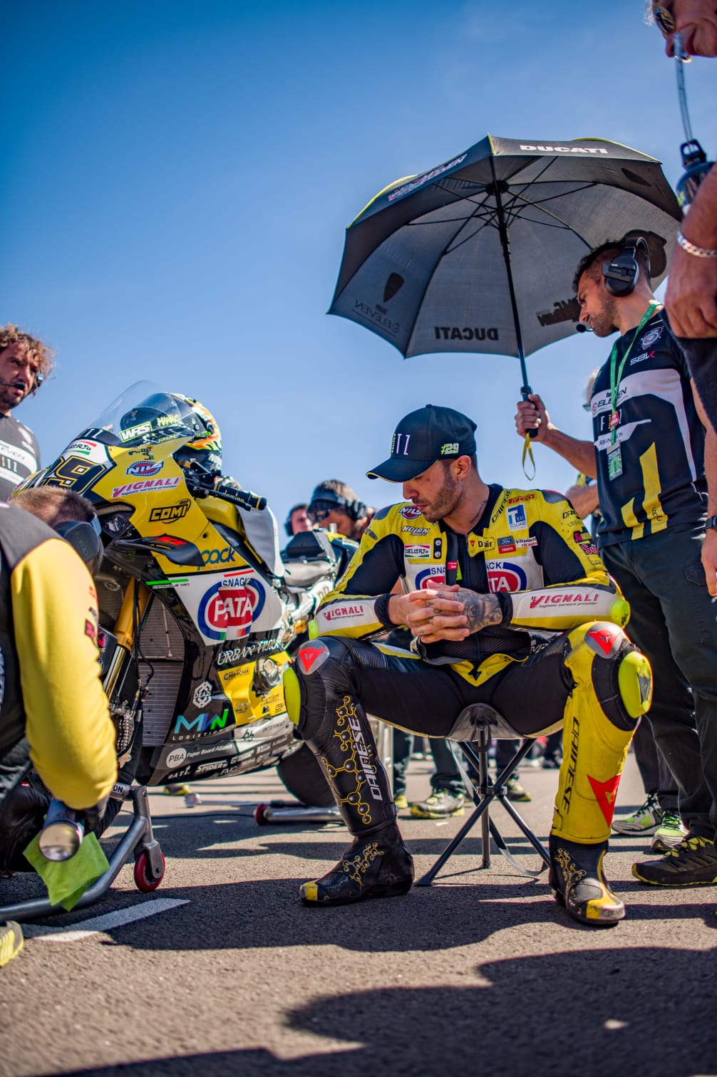 Piloto de motociclismo en la parrilla de salida del circuito de MotorLand Aragón en 2024 Mundial SBK