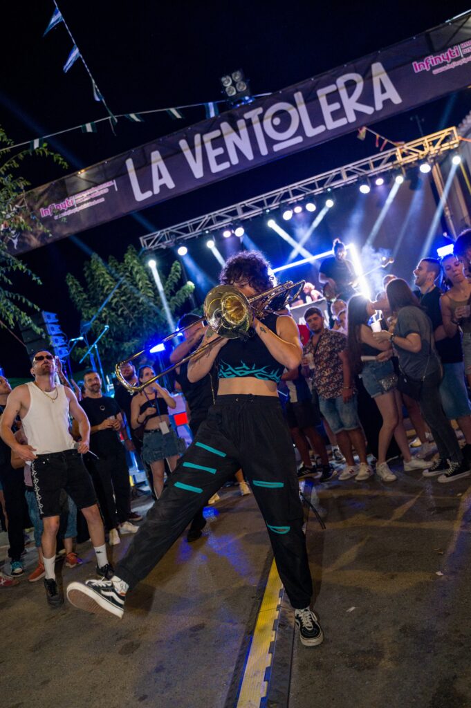 Chica de Awakate tocando la trompeta en el festival de La Ventolera en el Taberno