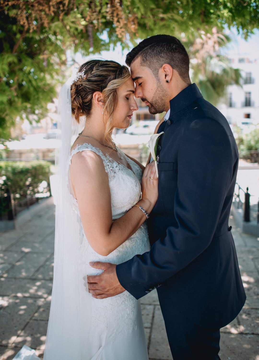 Pareja de novios en su boda en Albox, capturada en un momento especial