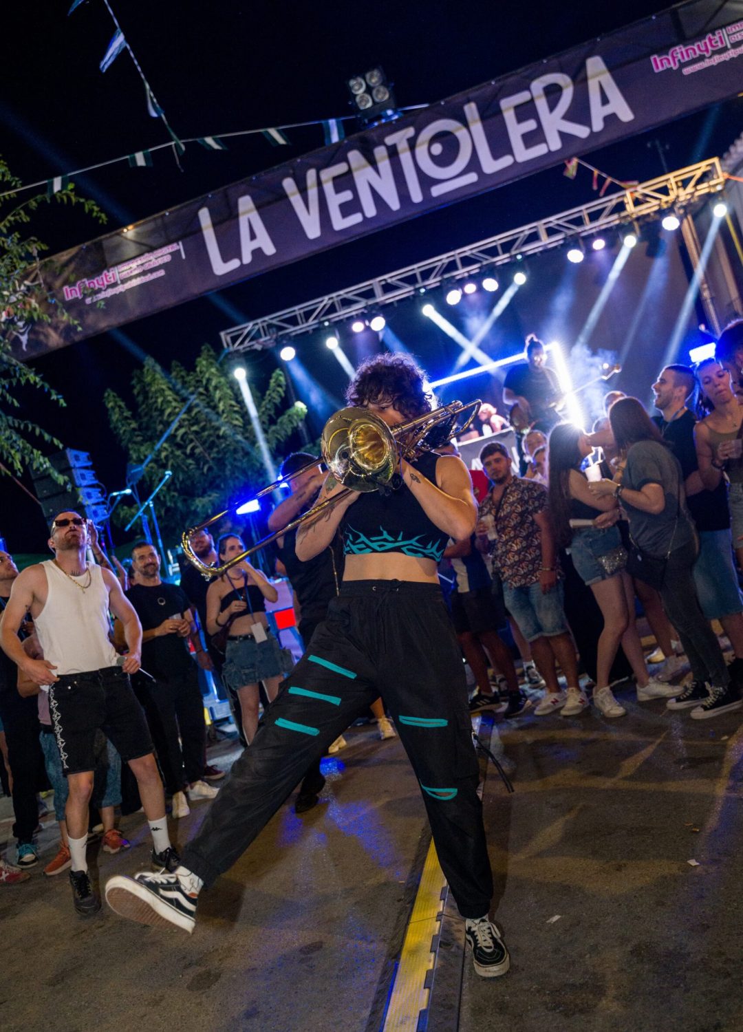 Chica de Awakate tocando la trompeta en el festival de La Ventolera en el Taberno